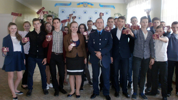 Участники «Лиги будущих полицейских» Мирнограда получили долгожданные удостоверения