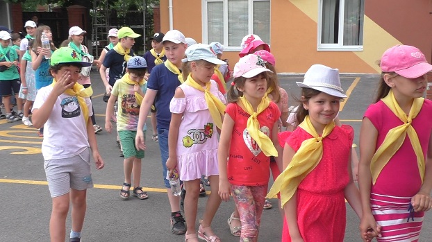 Дети пришкольных лагерей Мариуполя побывали в гостях у спасателей