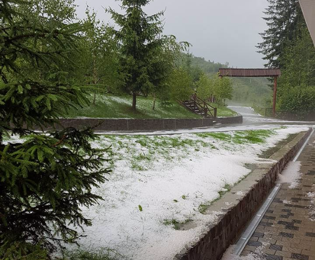 Июльская «зима»: на Закарпатье выпал дождь с мокрым снегом и градом
