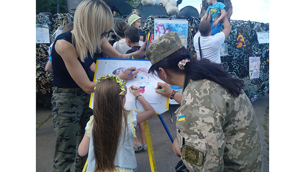 В Краматорске дети с военными рисовали мир
