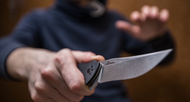 В Белицком пьяный мужчина угрожал полицейским ножом