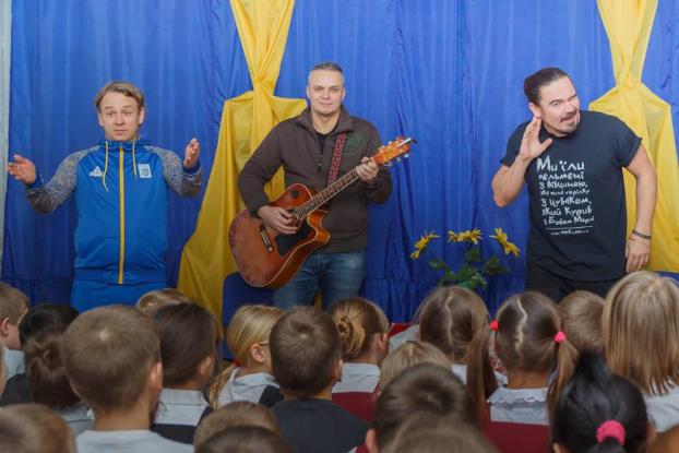 Украинские музыканты бесплатно выступили в зоне АТО