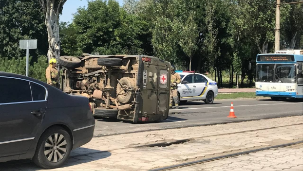 Daewoo и военный автомобиль столкнулись в Мариуполе — фото