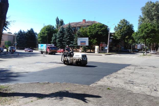 В Краматорске ремонтируют аварийный участок дороги