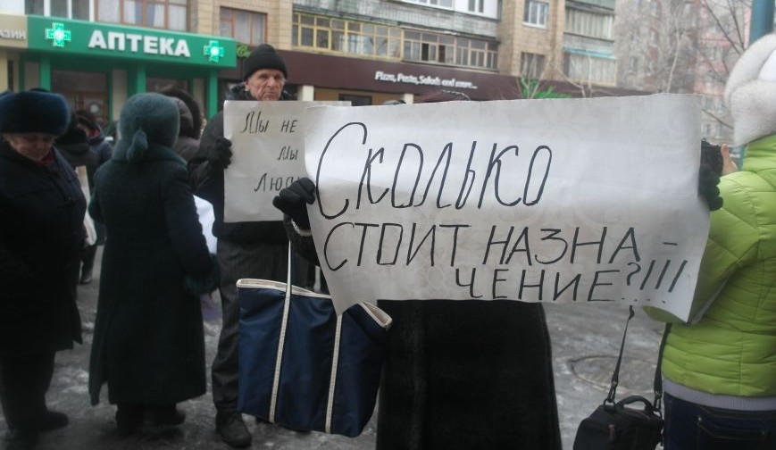 Жители Покровска устроили молчаливый протест под стенами прокуратуры