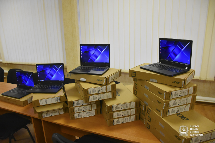 Школы Константиновской громады получили ноутбуки