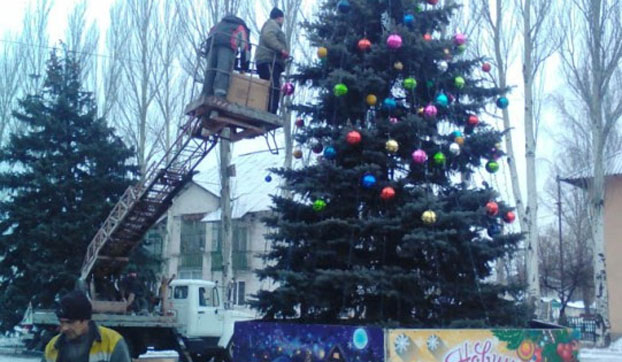 В Доброполье приступили к украшению главной новогодней ели