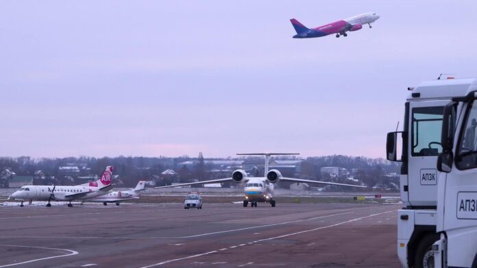 Из аэропорта Киев временно перенесли ряд рейсов в Борисполь