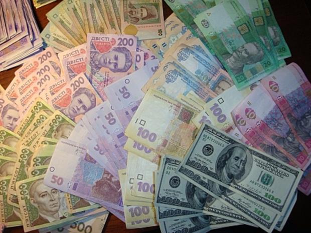 НБУ: Регулятор официальный курс гривни снизил до 26,82 за доллар 