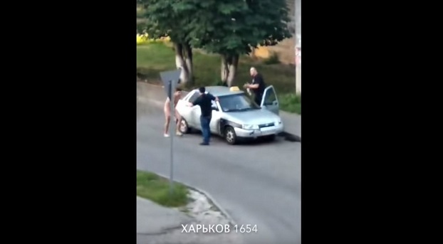 В Харькове полностью обнаженный иностранец разбил лобовое стекло такси
