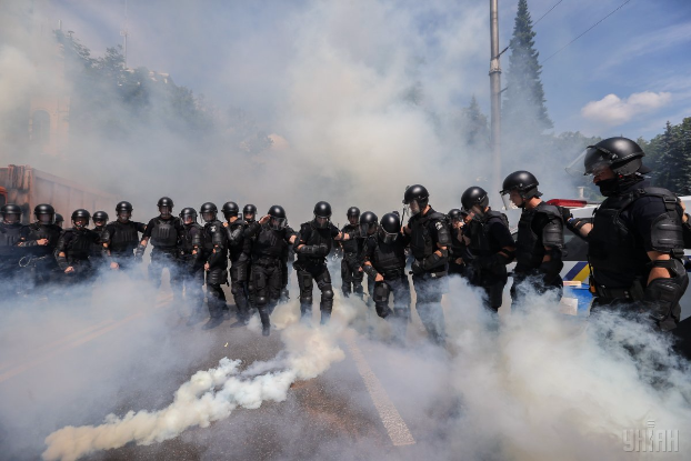 В Киеве возобновились столкновения: Полиция применила газ