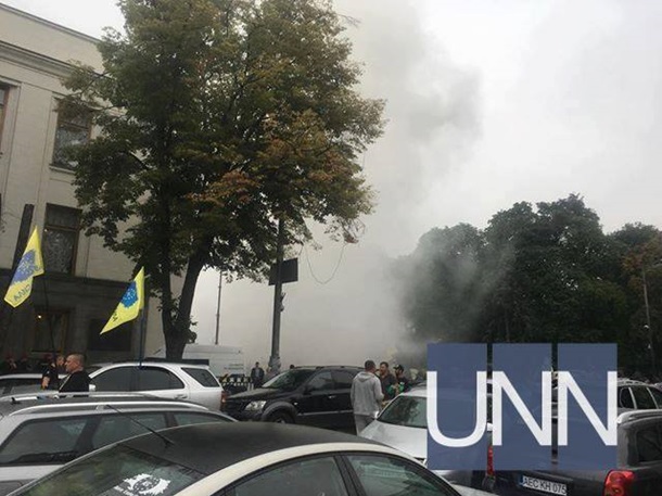 Митинг владельцев авто на еврономерах: активисты применили дымовые шашки