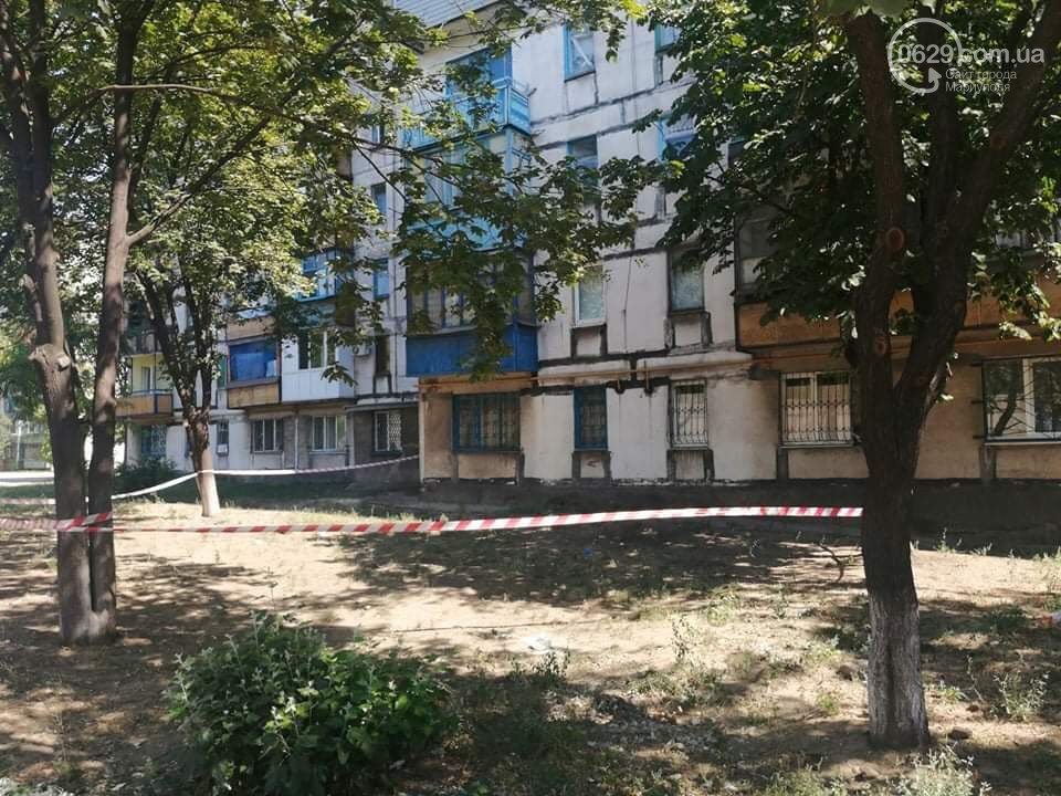 В Мариуполе из окна многоэтажки выпала женщина