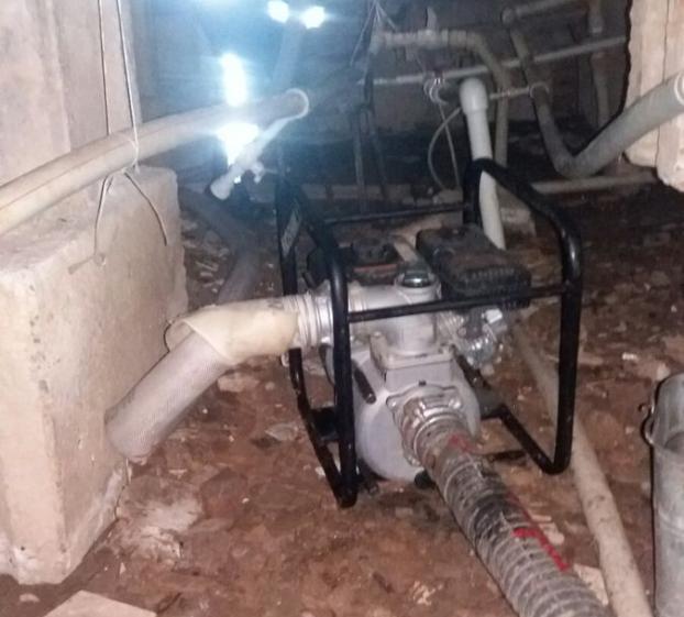 Прорвало трубу: в Константиновке спасатели откачивали воду из подвала жилого дома