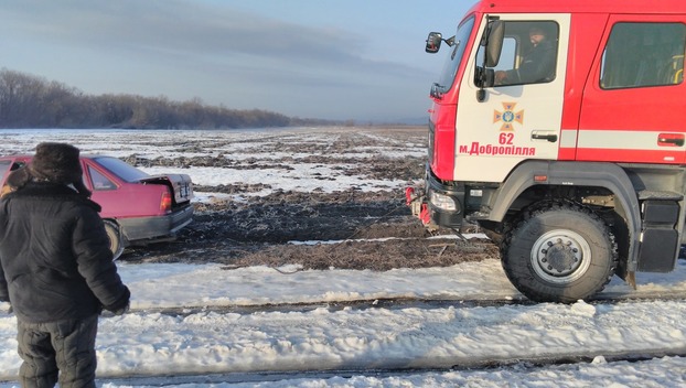В Добропольском районе спасатели вытащили из снежных наносов два автомобиля