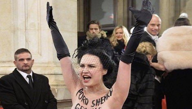 FEMEN устроили голый протест на Венском балу против Порошенко