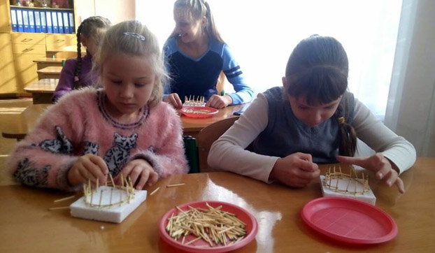 Школьники Мирнограда с пользой проводят время на каникулах