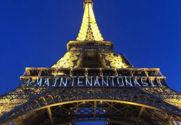 Ради 8 марта изменили подсветку Эйфелевой башни в Париже