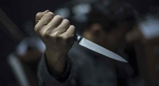 В Покровске мужчина во время бытового конфликта угрожал полицейскому ножом