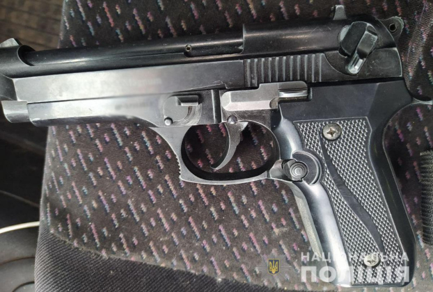 Полиция изъяла пистолет у водителя под Мариуполем
