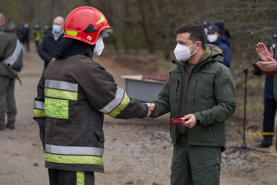 Зеленский вручил награды пожарным, которые тушили горевший лес в Чернобыльской зоне