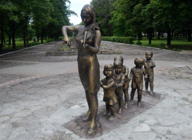 Доброполье: вандалы поломали скульптуру женщины-матери