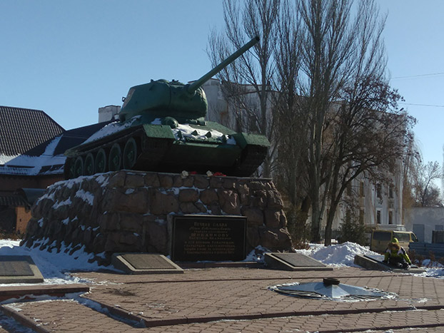 Как в Покровске увековечили память о танкистах-кантемировцах
