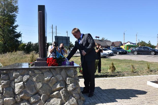В честь Дня независимости глава Донецкой области почтил память погибших героев 
