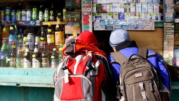 В Доброполье продавцы беспрепятственно продают алкоголь несовершеннолетним