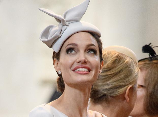Анджелина Джоли появилась в роскошном наряде на церковной службе в Лондоне