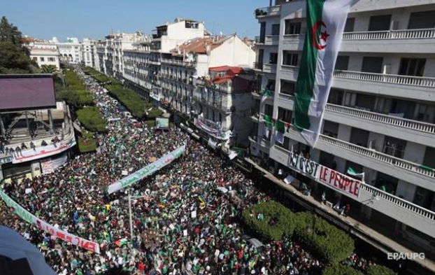 В Алжире на антипрезидентский митинг вышло около миллиона человек