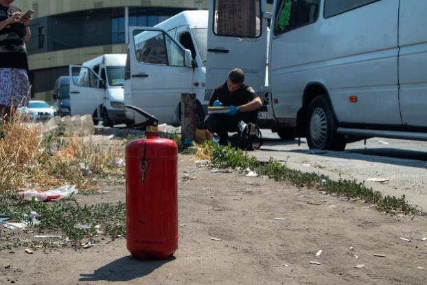 В Киеве неизвестные в балаклавах подожгли маршрутки и скрылись на мопедах