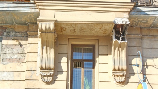 В Одессе на машину упал кусок здания 