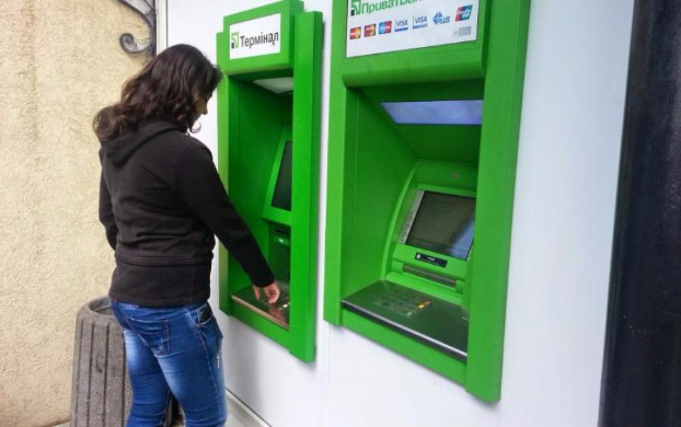 На колени: Банкоматы ПриватБанка по-другому денег не дают