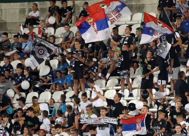 Сербская футбольная федерация наказана за поведение фанатов