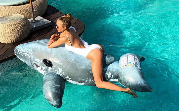 Верхом на...дельфине: Жена вратаря сборной Украины показала фото с отдыха