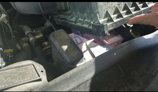 На Донбассе через КПВВ мужчина пытался провезти более миллиона гривень