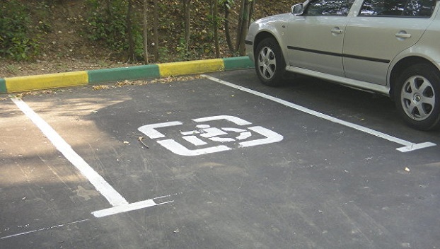 Инвалиды получат право бесплатной парковки