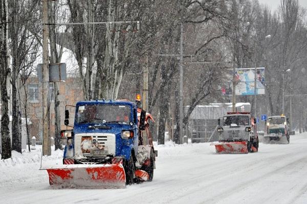 Из-за первого снега на дороги Донецкой области вышло 11 единиц спецтехники