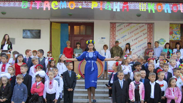 Первое сентября в одной из школ Покровска встретили в вышиванках