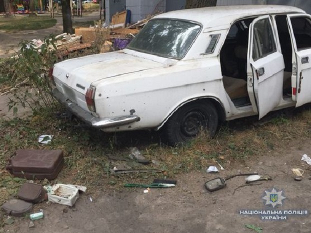 В Киеве взорвалась машина: владелец установил взрывчатку-ловушку в кузове «Волги»