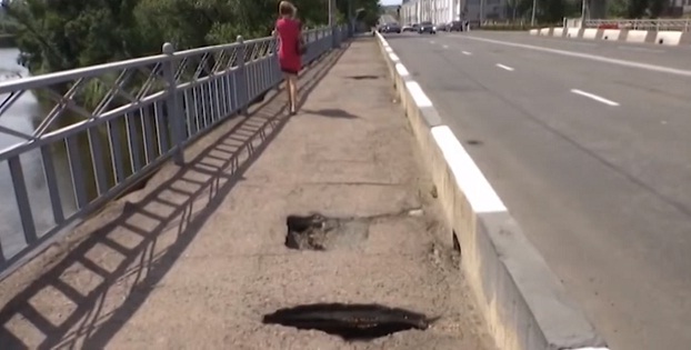 Уборочная машина провалилась на мосту в Краматорске