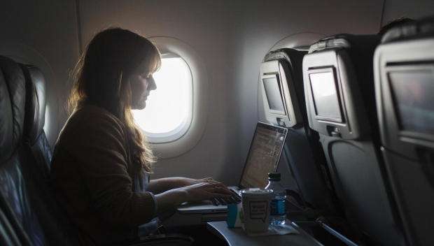 Ноутбуки и планшеты в самолетах все же опасны