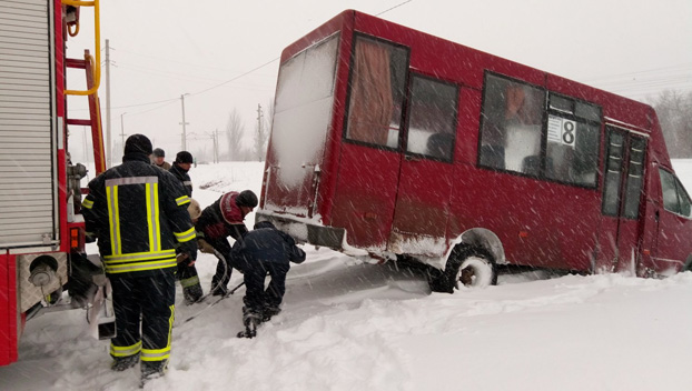 Спасатели помогают водителям выбраться из ловушек на трассах