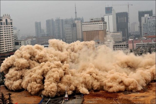 Шок и трепет! В Китае многоэтажный дом упал в считанных метрах от прохожих