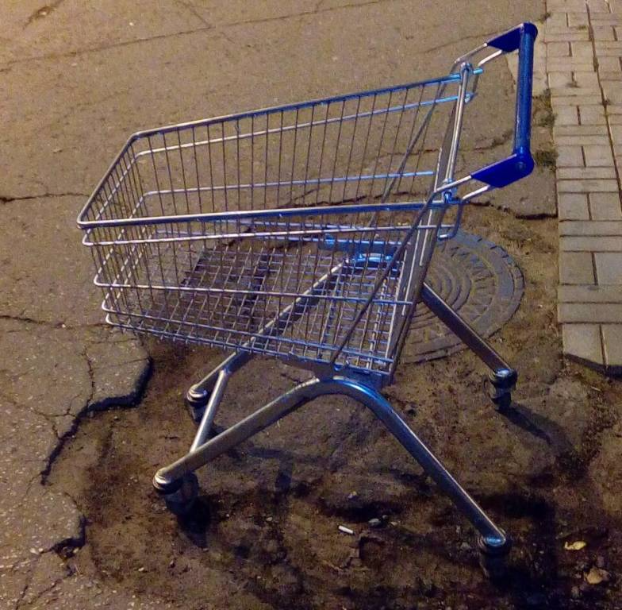 В Краматорске подростки украли тележку из супермаркета