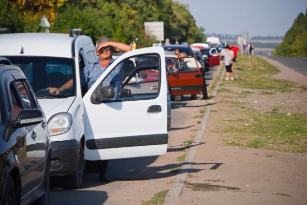 В пунктах пропуска «Зайцево» и «Пищевик» очереди ожидают десятки автомобилей