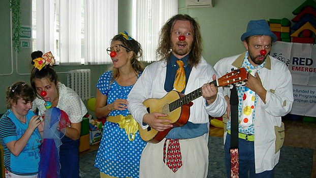 Иностранные волонтеры «привезли» смехотерапию детям Покровска