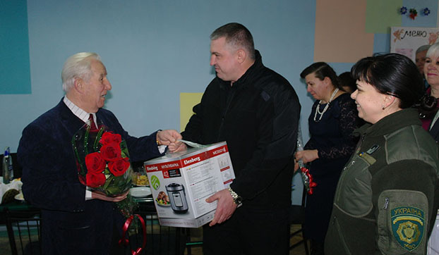 В Константиновке поздравили самого пожилого полицейского