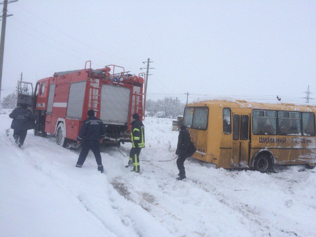 Из-за непогоды на Донбассе водители оказались в снежной ловушке